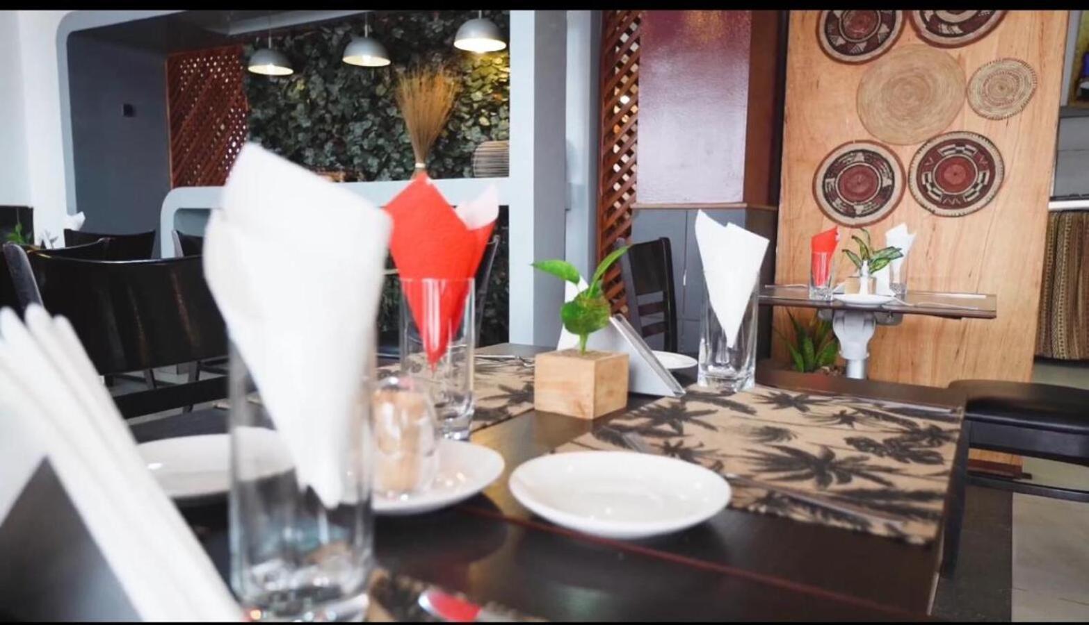 Nobila Airport Hotel Котону Экстерьер фото