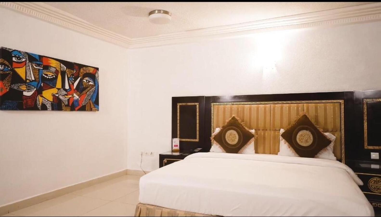 Nobila Airport Hotel Котону Экстерьер фото