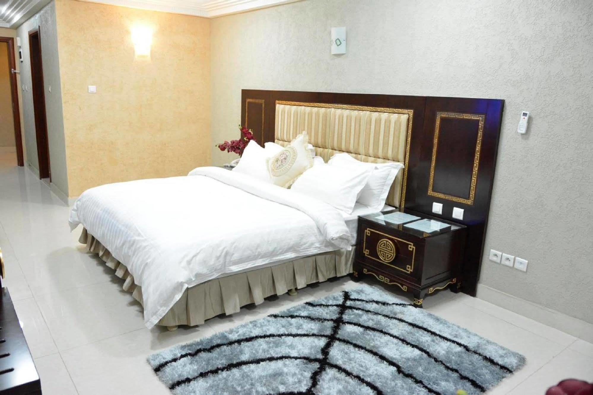 Nobila Airport Hotel Котону Экстерьер фото