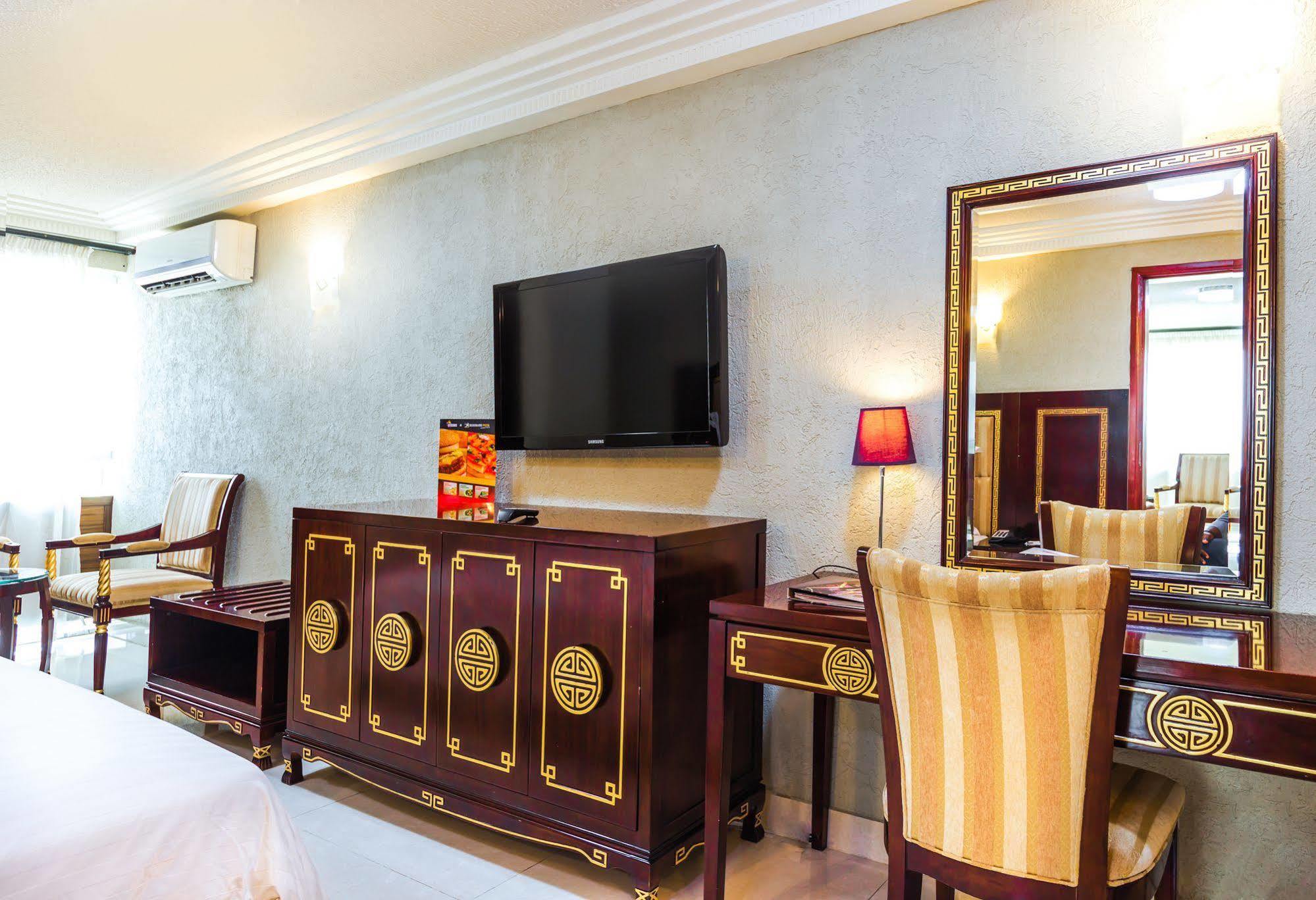 Nobila Airport Hotel Котону Экстерьер фото